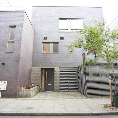 Spacious 3-Story Retreat With Rooftop Terrace And Modern Amenities Londra Dış mekan fotoğraf