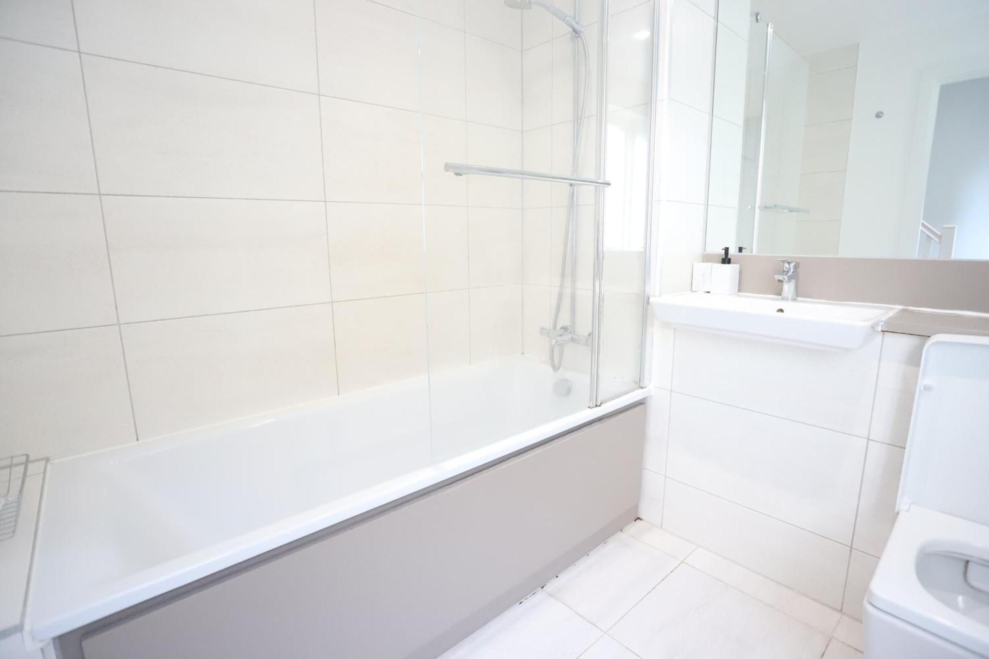 Spacious 3-Story Retreat With Rooftop Terrace And Modern Amenities Londra Dış mekan fotoğraf