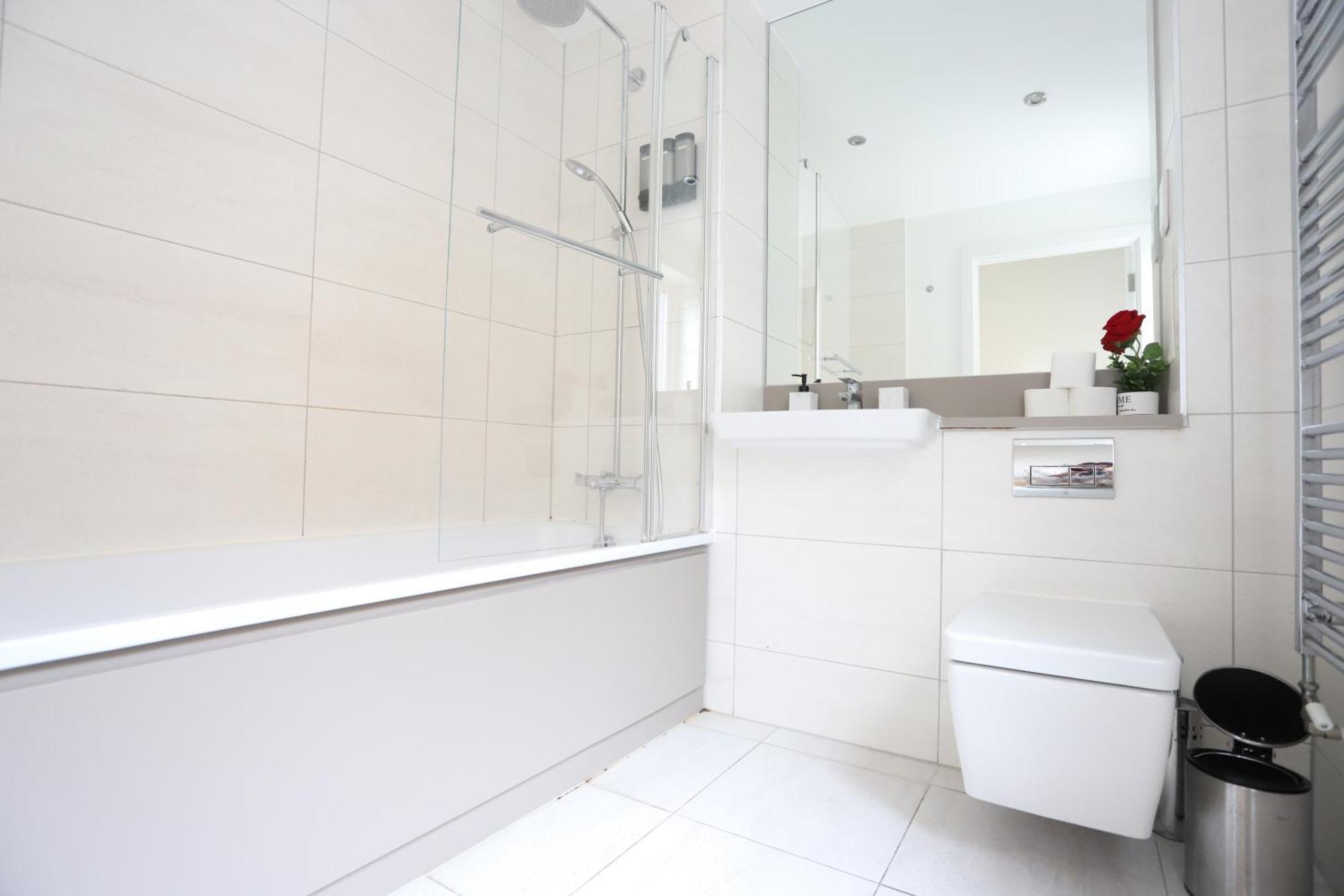 Spacious 3-Story Retreat With Rooftop Terrace And Modern Amenities Londra Dış mekan fotoğraf