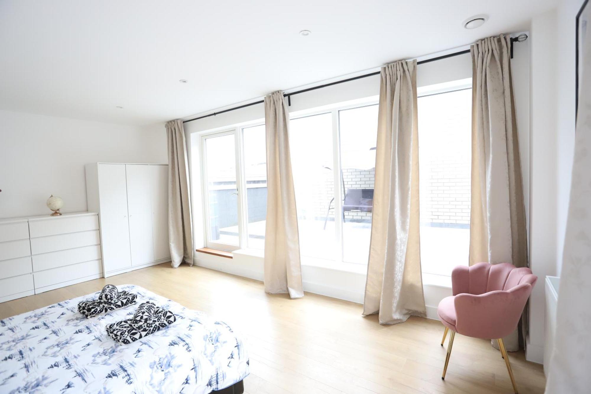 Spacious 3-Story Retreat With Rooftop Terrace And Modern Amenities Londra Dış mekan fotoğraf