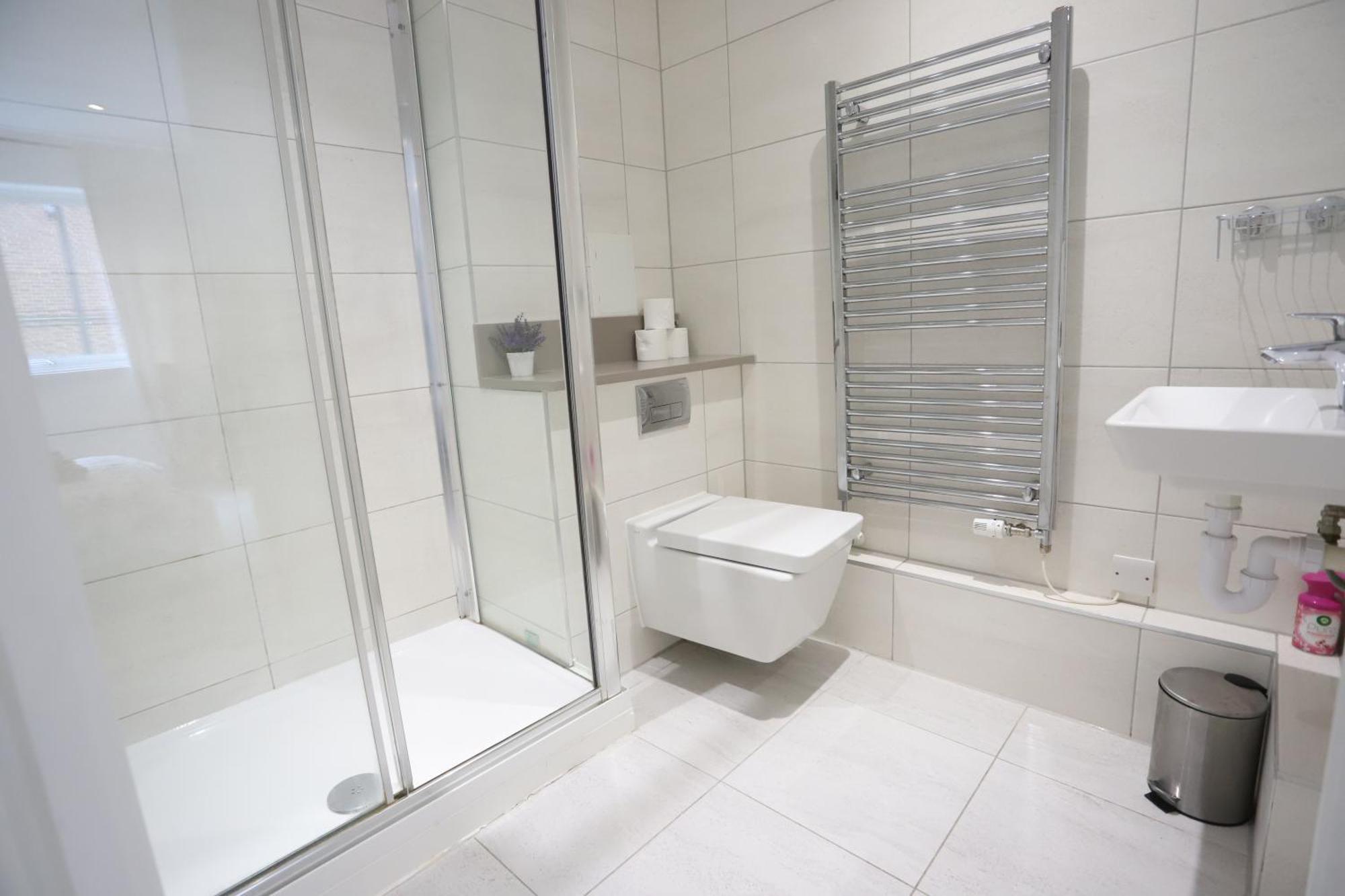 Spacious 3-Story Retreat With Rooftop Terrace And Modern Amenities Londra Dış mekan fotoğraf