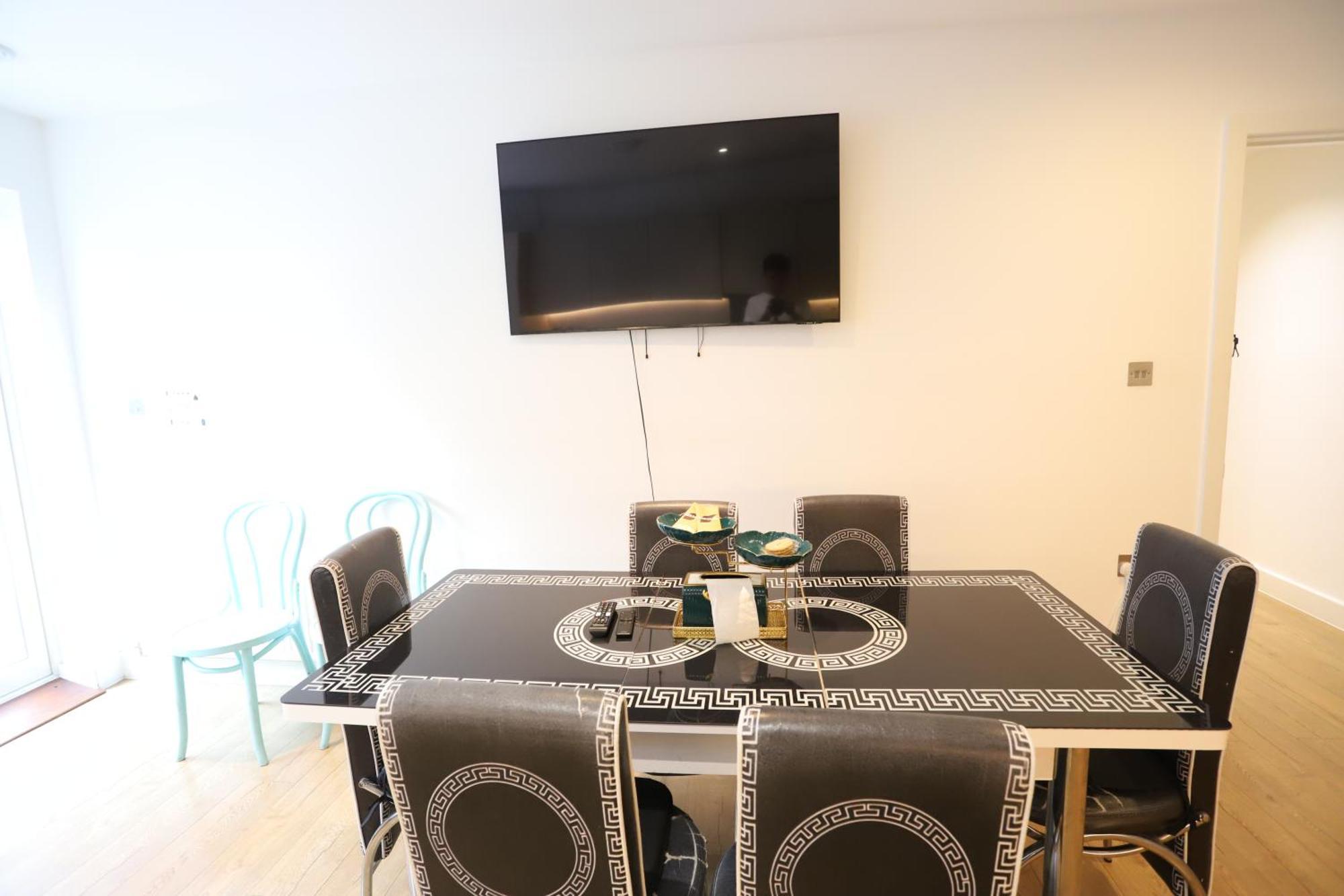 Spacious 3-Story Retreat With Rooftop Terrace And Modern Amenities Londra Dış mekan fotoğraf