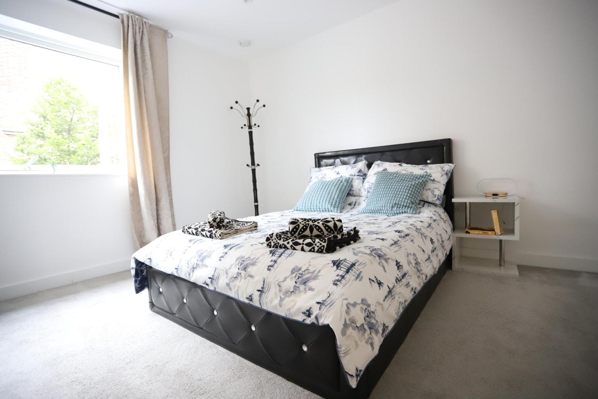Spacious 3-Story Retreat With Rooftop Terrace And Modern Amenities Londra Dış mekan fotoğraf