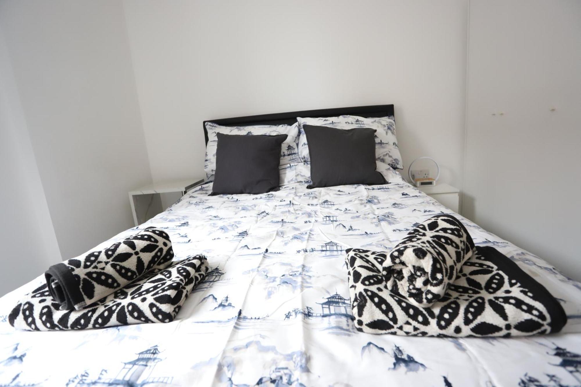 Spacious 3-Story Retreat With Rooftop Terrace And Modern Amenities Londra Dış mekan fotoğraf
